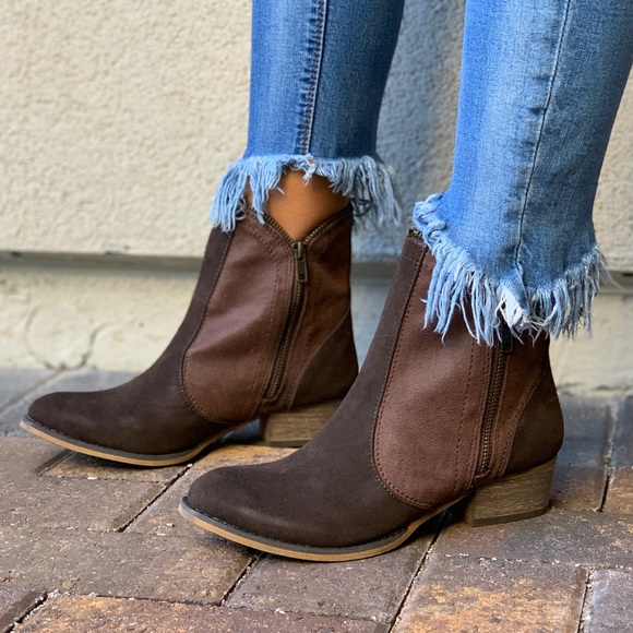 Brown Distressed Dual Zipper Western Ankle Booties - Picture 5 of 8